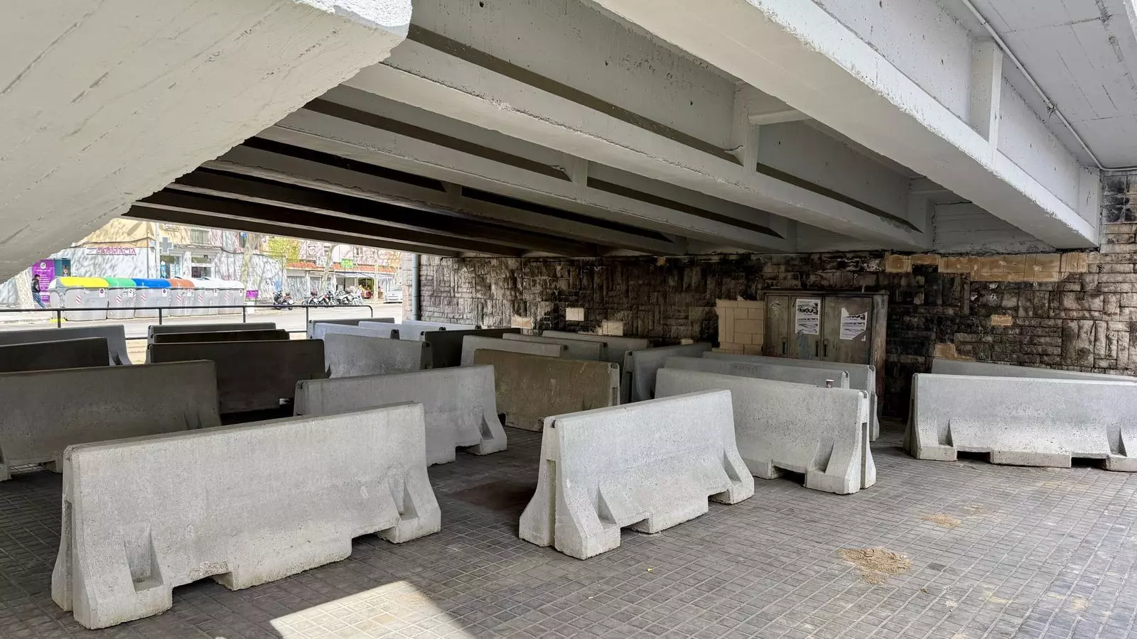 Albiol instala bloques de hormigón en el solar donde se refugiaban personas desalojadas del B9