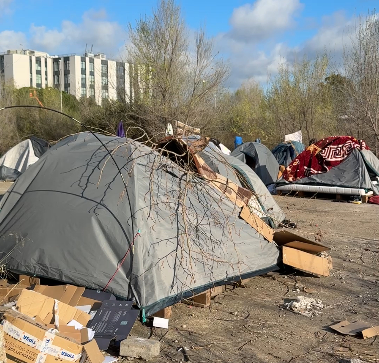 Barcelona abandona a centenares de personas sin hogar malviviendo en solares de la Zona Franca y Montjuïc
