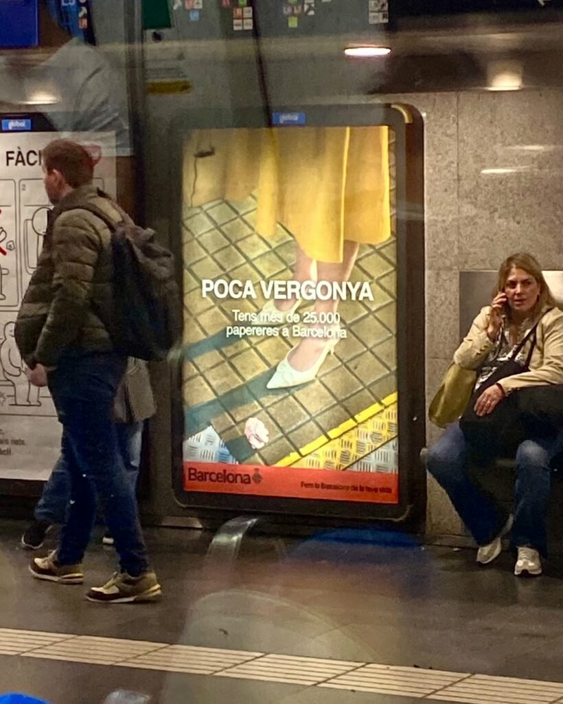 El Ayuntamiento de Barcelona plagia la obra de un fotógrafo para su campaña de civismo y se niega a dar explicaciones