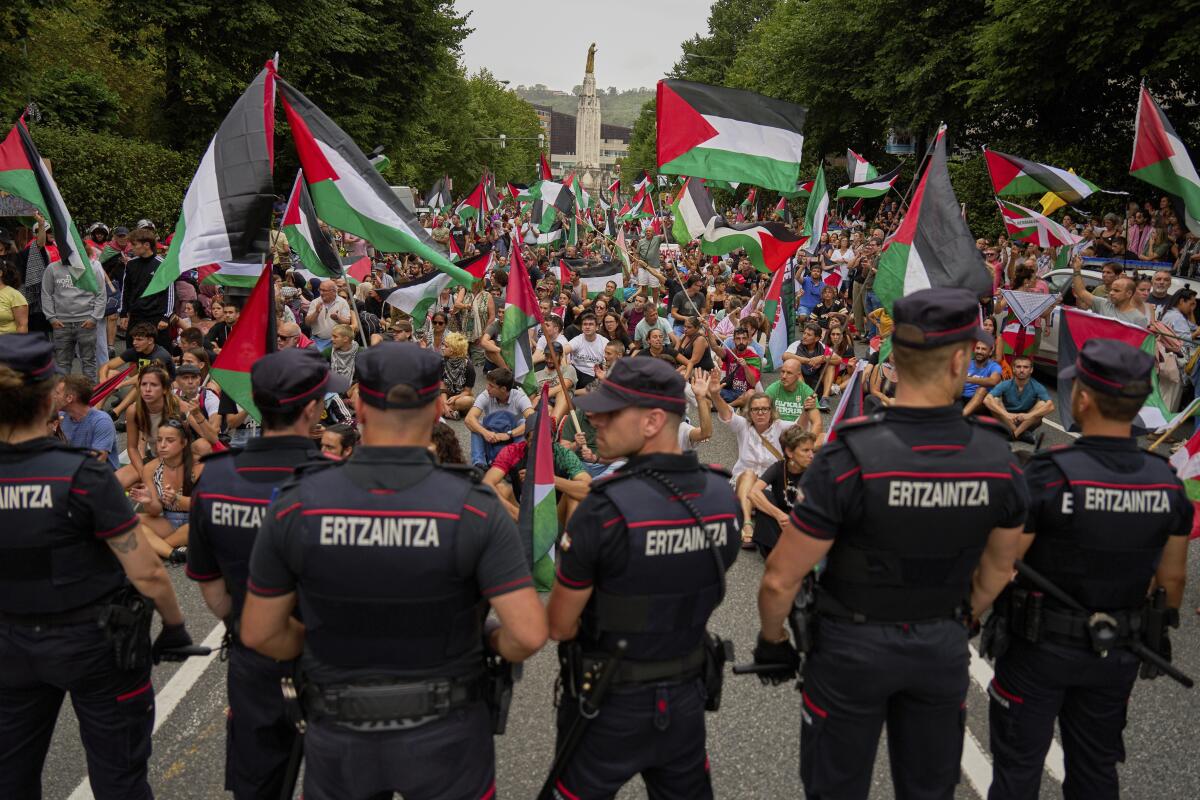 Diecisiete activistas se enfrentan a multas de hasta 60.000 euros por protestar contra Israel durante la Vuelta 2025