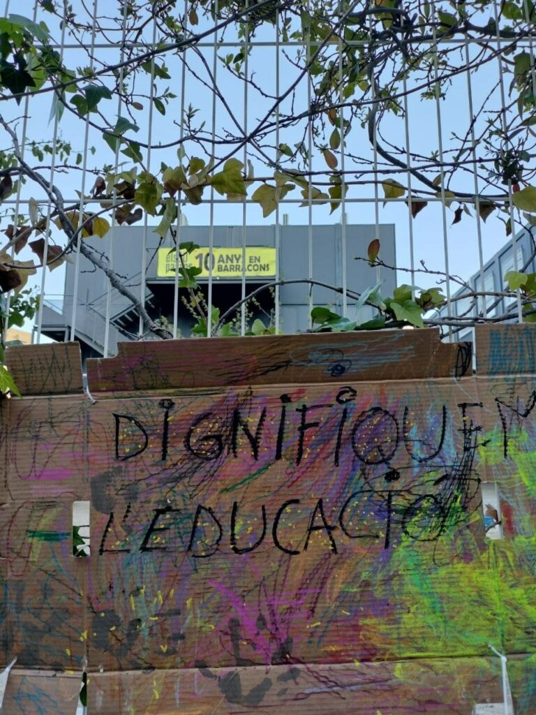 Les famílies d’Els 30 Passos denuncien deu anys en barracons davant la Sindicatura de Comptes
