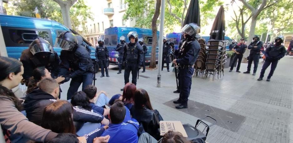 Una mujer con tres hijos menores es desahuciada en Barcelona por el fondo de inversión New Amsterdam Developers (NAD)