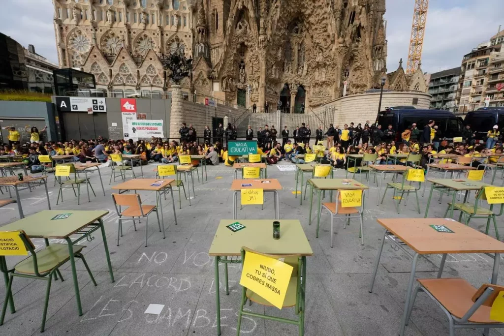 El profesorado en huelga bloquea la Sagrada Família para denunciar la falta de inversión educativa