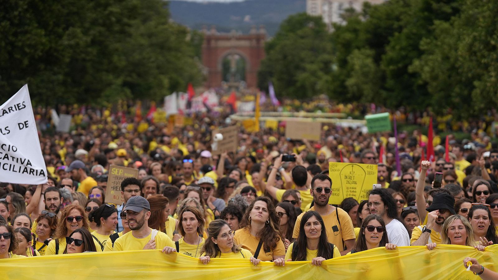 Los sindicatos docentes llaman a boicotear la llegada del Papa con una protesta en Barcelona