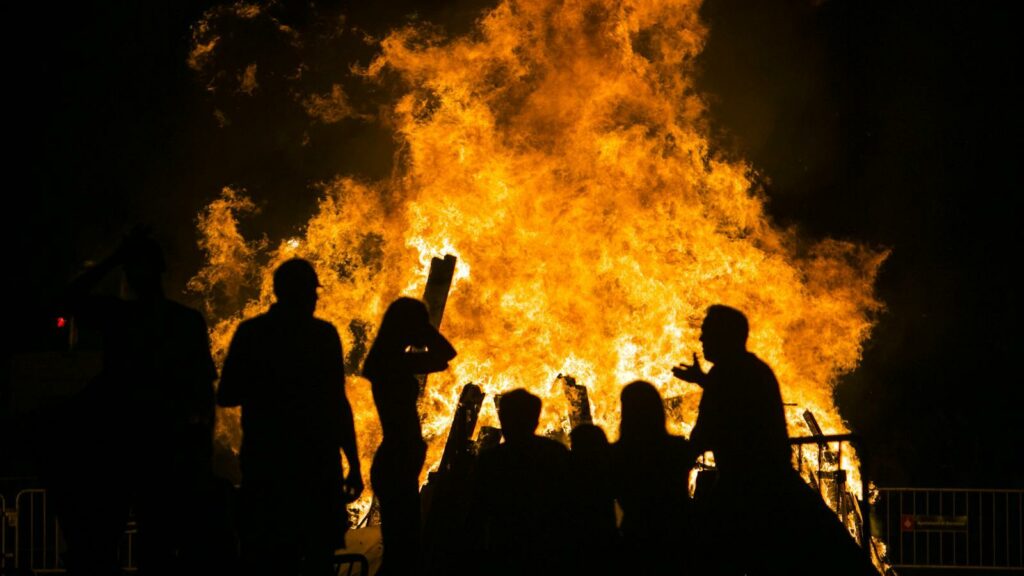 Les entitats de Sants reclamen recuperar la foguera de Sant Joan després de tres anys de bloqueig