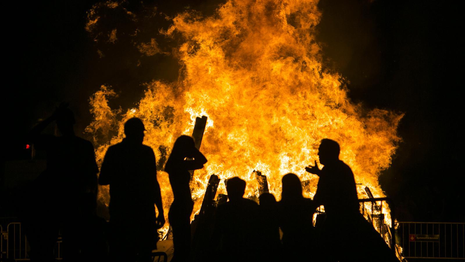 Les entitats de Sants reclamen recuperar la foguera de Sant Joan després de tres anys de bloqueig