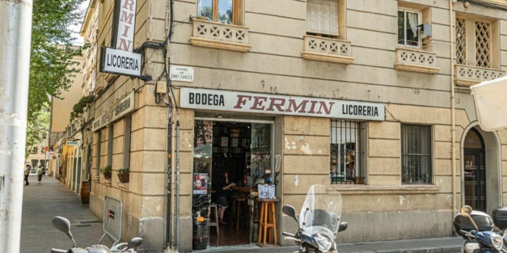El Ayuntamiento de Barcelona obliga a retirar los rótulos históricos de la Bodega Fermín
