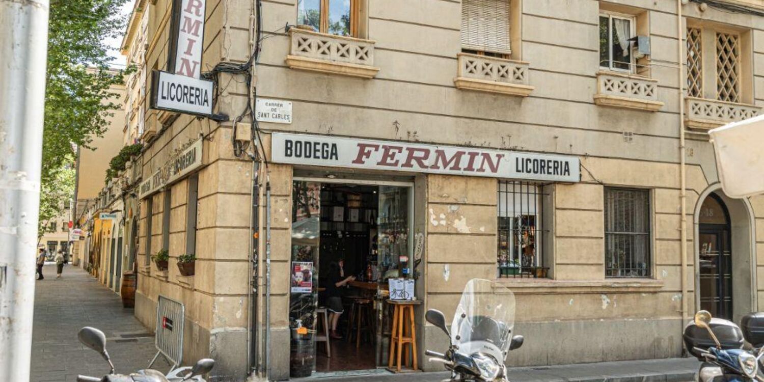 El Ayuntamiento de Barcelona obliga a retirar los rótulos históricos de la Bodega Fermín