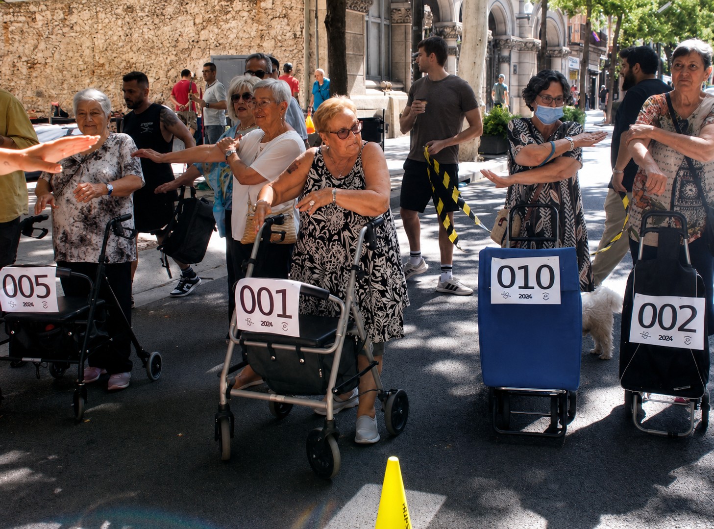Sants y Hostafrancs celebran la primera carrera con andadores para promover el envejecimiento activo