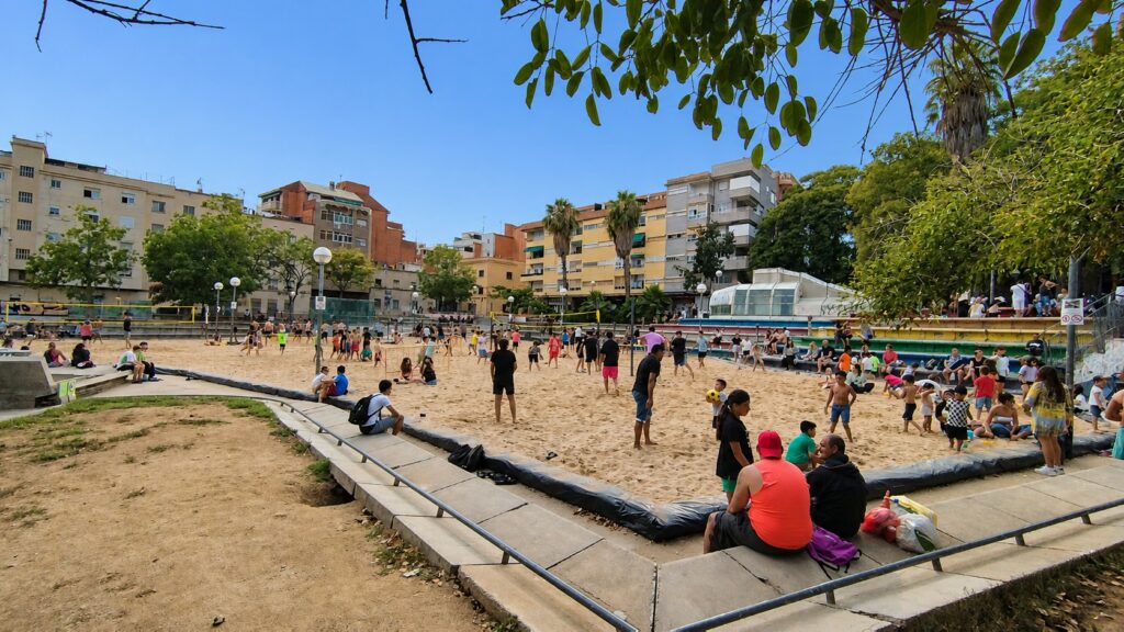 La Prospe Beach regresa con toneladas de arena para convertir una plaza de Nou Barris en una playa