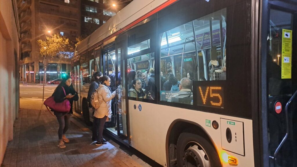 Las quejas vecinales crecen por el deterioro del servicio del bus V5 en Sants-Montjuïc y Les Corts