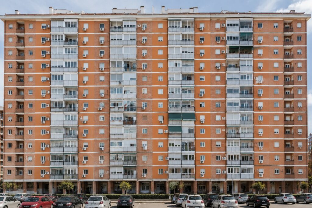 El acceso a la vivienda continúa como la principal preocupación de los catalanes, según el CEO