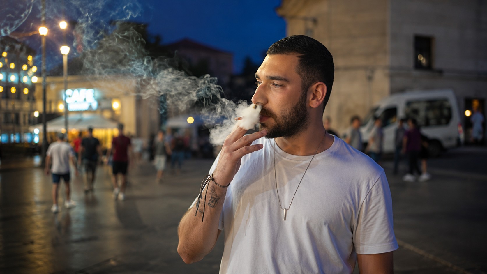 El Gobierno amplía la prohibición de fumar a terrazas, piscinas y conciertos al aire libre