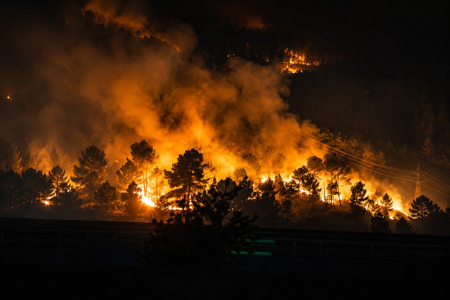Catalunya combate 65 incendios en un solo día bajo una ola de calor extremo