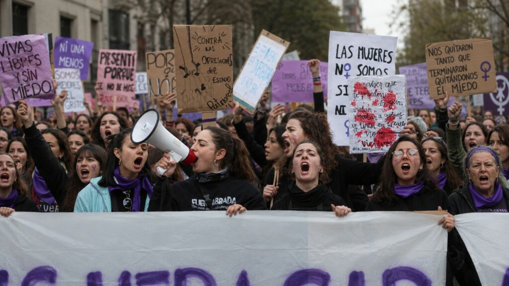 El Gobierno tipifica la violencia vicaria como un delito contra las mujeres