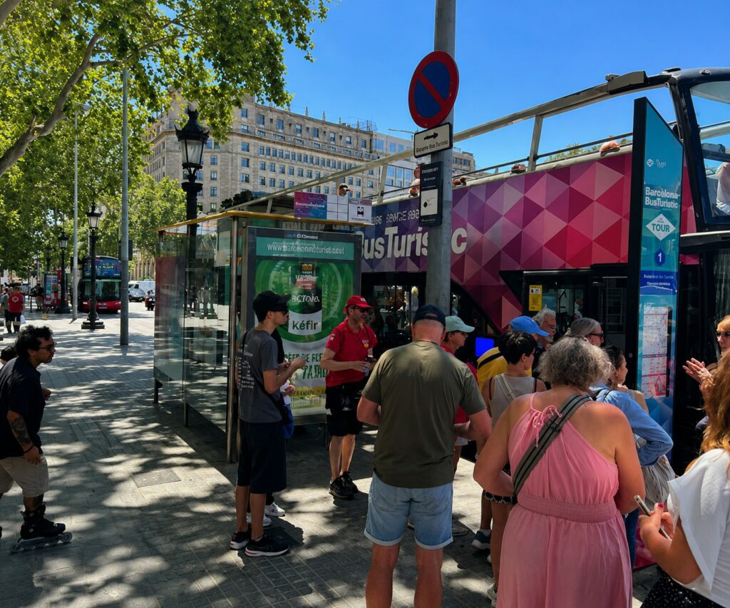 Barcelona deja sin sombra a los usuarios del bus para ampliar una parada turística