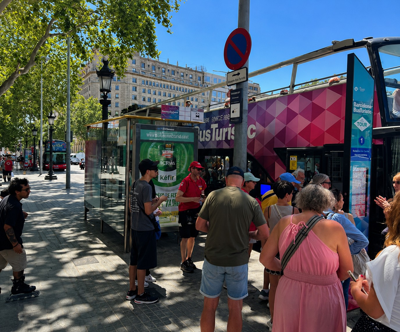 Barcelona deja sin sombra a los usuarios del bus para ampliar una parada turística