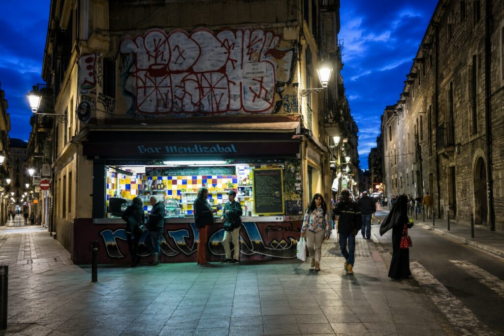 Tres de cada cuatro barceloneses apoyan regular el alquiler de los locales comerciales