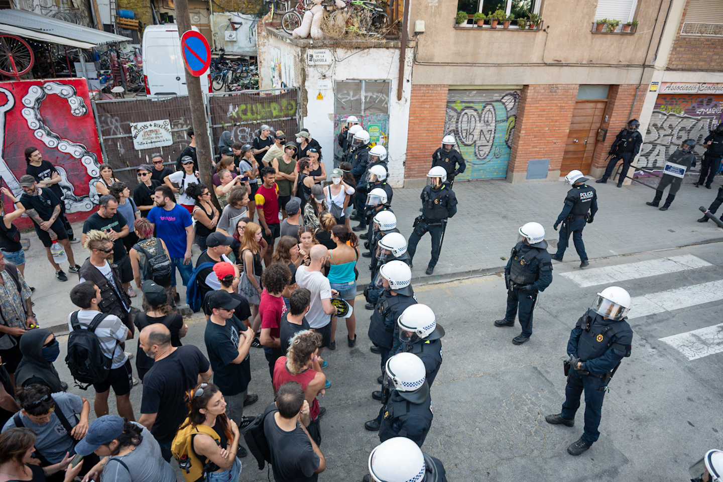 El Ayuntamiento de Collboni ejecuta el desahucio de una familia en Vallcarca tras enfrentamientos con el vecindario