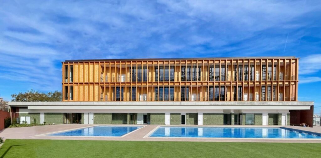Más de 1.400 vecinos reclaman la apertura inmediata de la piscina municipal de La Sagrera tras meses de retraso