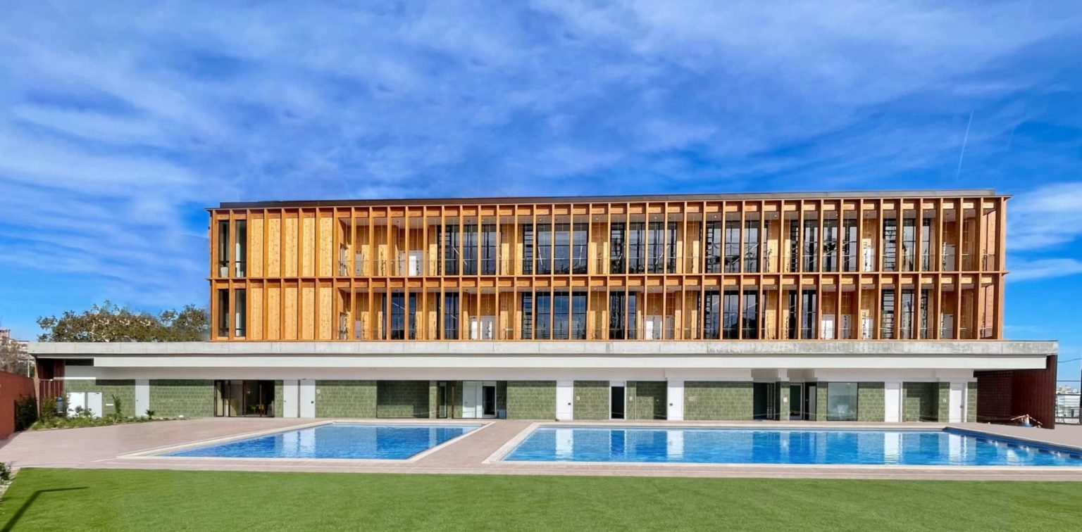 Más de 1.400 vecinos reclaman la apertura inmediata de la piscina municipal de La Sagrera tras meses de retraso