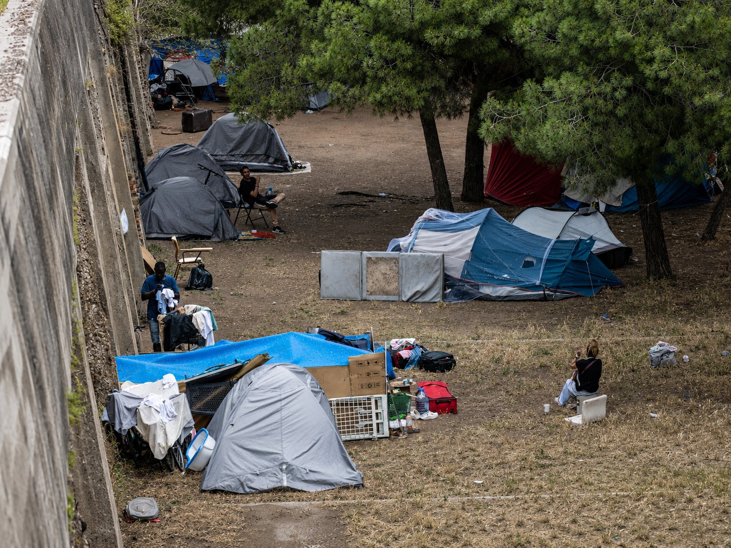 El Ayuntamiento de Collboni desaloja a 32 personas sin hogar de Montjuïc