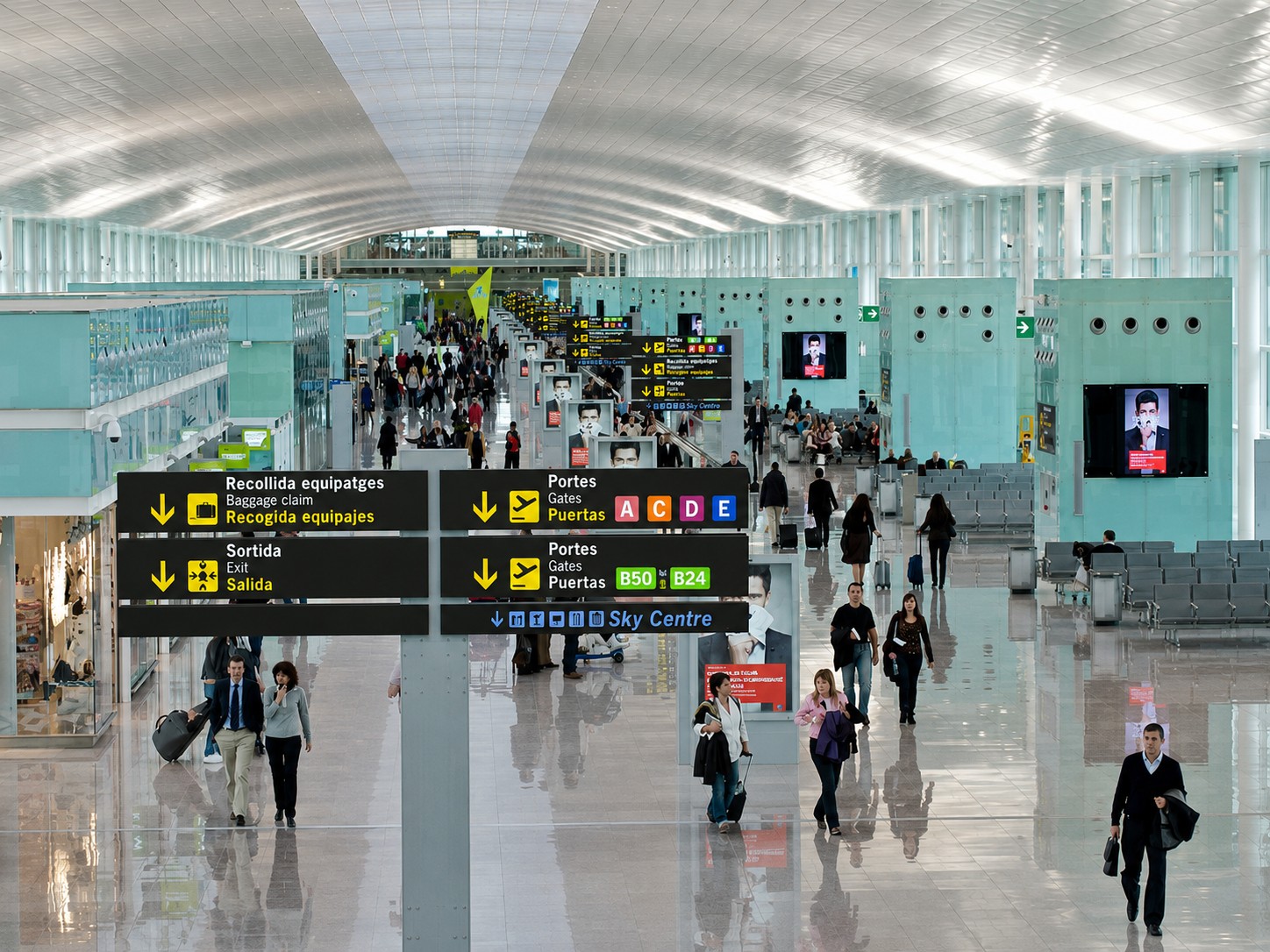 El Prat bate un nuevo récord con 5,87 millones de pasajeros en julio
