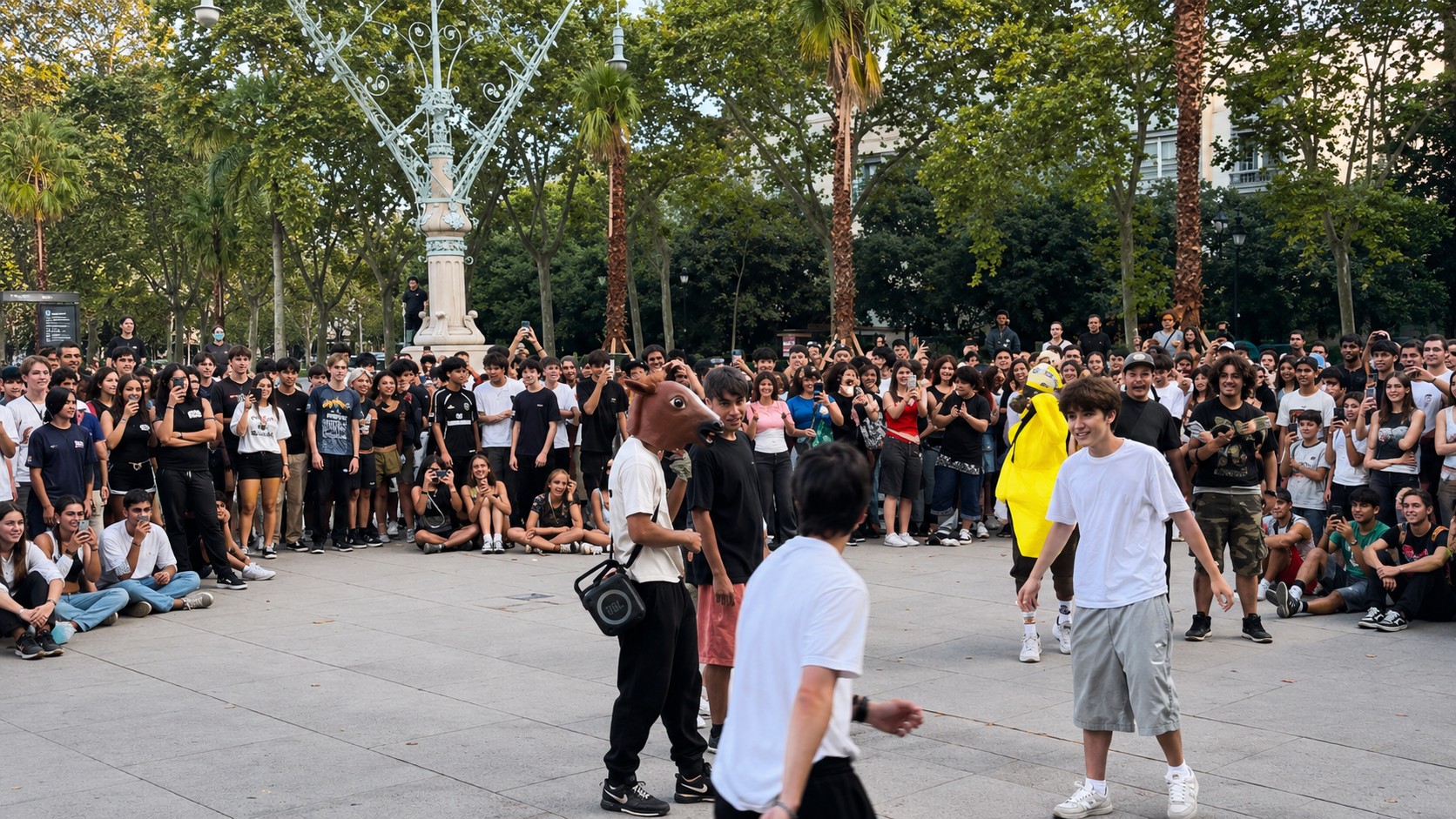 Las batallas para «farmear aura» llevan la tendencia viral de internet a las calles de Barcelona