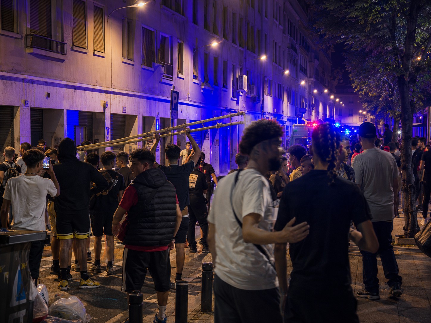 Los Mossos detienen a un joven de OJS tras una pelea con miembros de Aliança Catalana en las fiestas de Sants