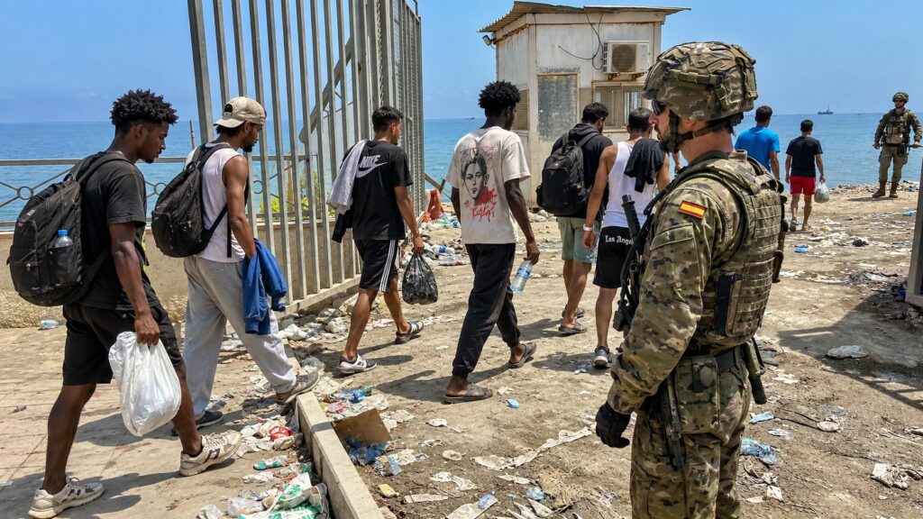 Una veintena de migrantes denuncia agresiones y vejaciones de militares en Ceuta