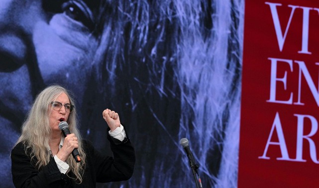 Patti Smith reivindica el poder de la ciudadanía y llama a votar para cambiar el rumbo político