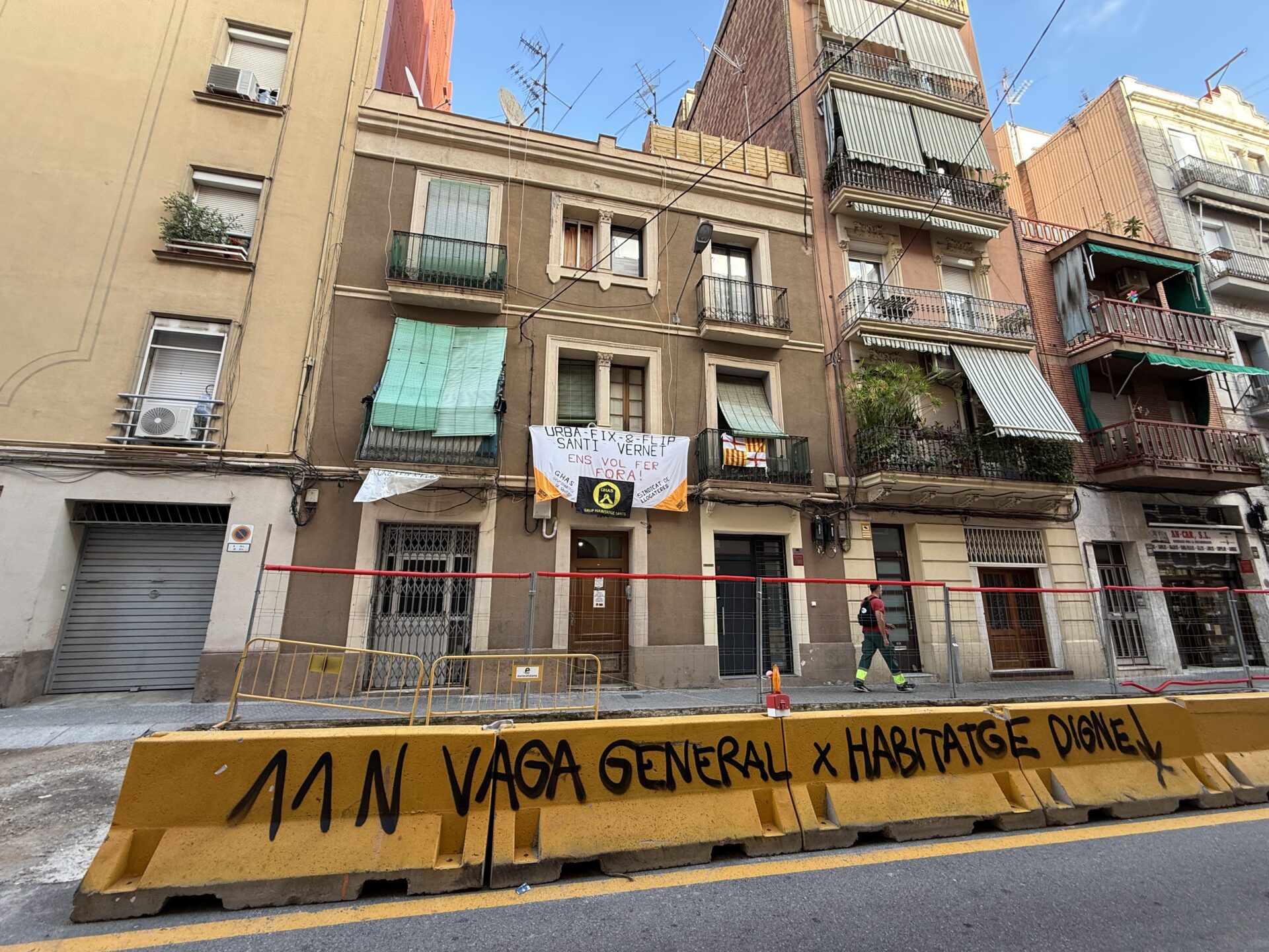 Deixar-los sense aigua i amenaçar-los amb el desnonament: el calvari de les famílies del Bloc 26 de Gener a Hostafrancs