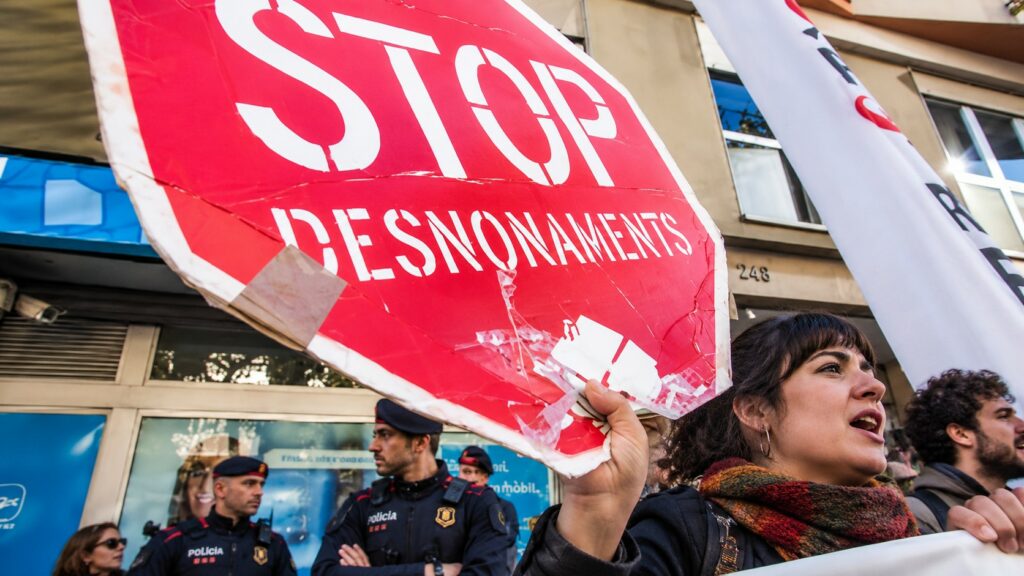 Barcelona acuerda impedir los desahucios de familias vulnerables con la aplicación de los nuevos decretos de vivienda